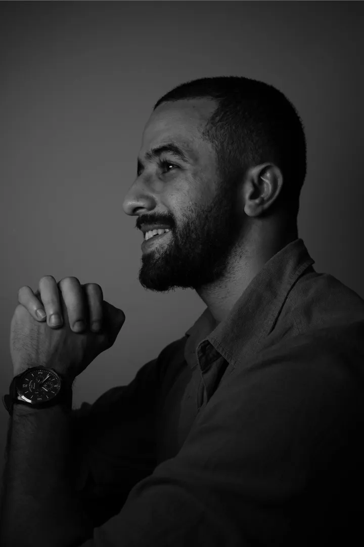 محمّد الحكيم في صورة جانبيّة بالأبيض والأسود.